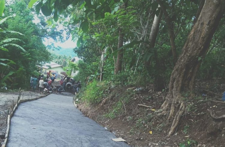 Warga bersama relawan Taman Daun dan TNI-Polri mengerjakan perbaikan ruas jalan rusak di desa Belabaja, Kabupaten Lembata / Foto : Istimewa