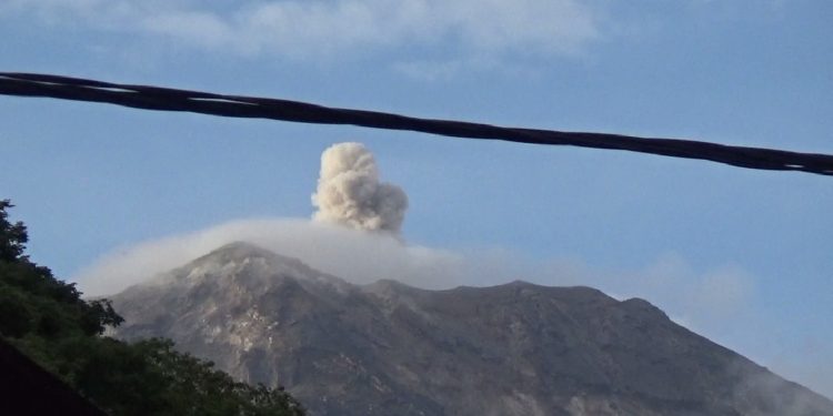Aktivitas Vulkanik Ile Lewotolok Meningkat, Warga Sering Mendengar Longsoran Bebatuan