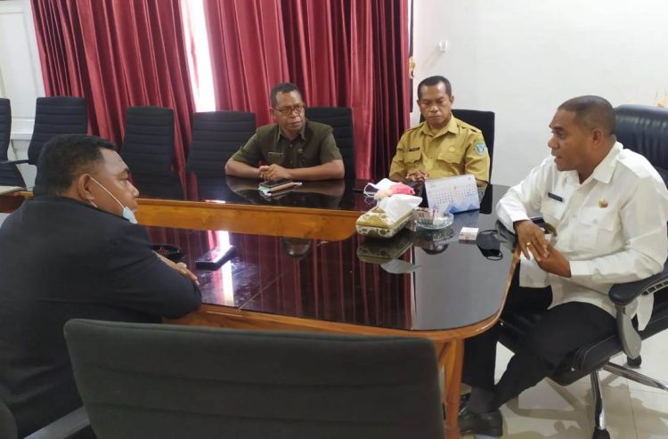 Ketua Dewan Pengurus KSP Kopdit Ankara, Yosep Kia Warat (kiri) berdiskusi dengan Bupati Flores Timur, Antonius Gege Hadjon yang didampingi Asisten 2 Setda Flotim, Petrus Pedo Maran dan Asisten 3 Setda Flotim, Antonius Wukak Sogen di kantor Bupati Flores Timur, Larantuka, Selasa (8/2/2022) / Foto : Istimewa