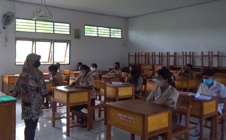 Seorang guru di SMP Anugerah Kasih Lewoleba mengajar Anak-anak. Di sekolah ini, pemberlakuan aturan Prokes tetap diterapkan di tengah ancaman pandemi Covid-19 / Foto : BentaraNet