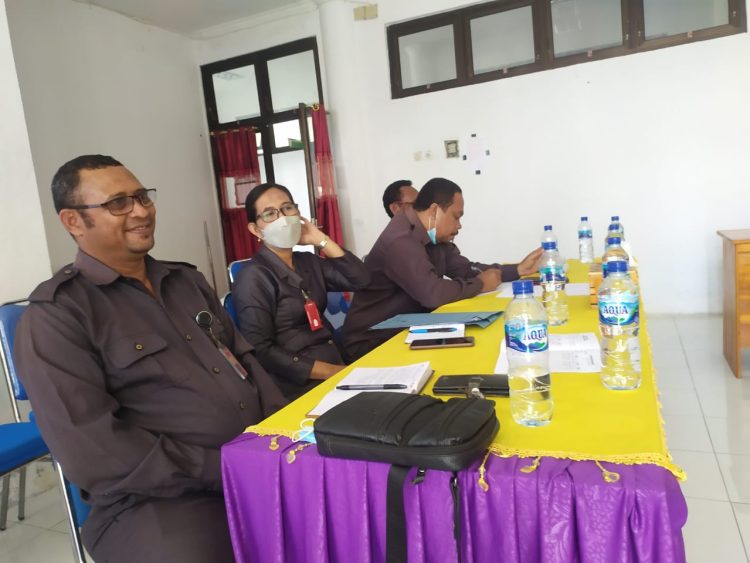 Anggota Bawaslu Lembata saat mengikuti rapat kerja bersama Komisi I DPRD Kabupaten Lembata di ruang rapat Komisi I DPRD Lembata, Selasa (22/3/2022) / Foto : BentaraNet