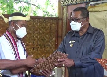 Usai Eksplorasi Budaya, Bupati Lembata Serahkan SK Pengelola Muro untuk Masyarakat Adat di 5 Desa Pesisir