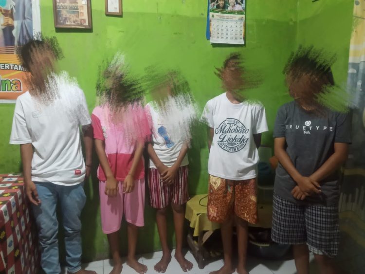 5 dari 6 anak Katarina Kewa Kolin, warga Kelurahan Pohon Bao, Kecamatan Larantuka, Kabupaten Flores Timur yang ditipu calo TKI/Foto : BentaraNet (Teddy Kelen)