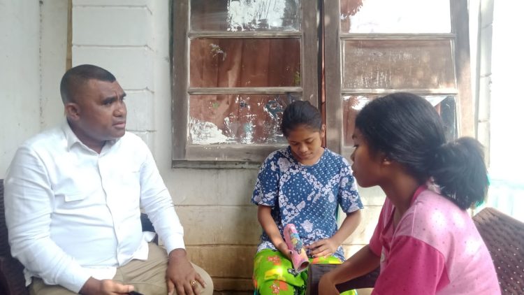 Wakil Bupati Flores Timur, Agustinus Payong Boli, Ketiga mengunjungi anak-anak yang ditinggalkan ibu mereka pasca dibawa perekrut PJTKI/foto : BentaraNet (Teddy Kelen)
