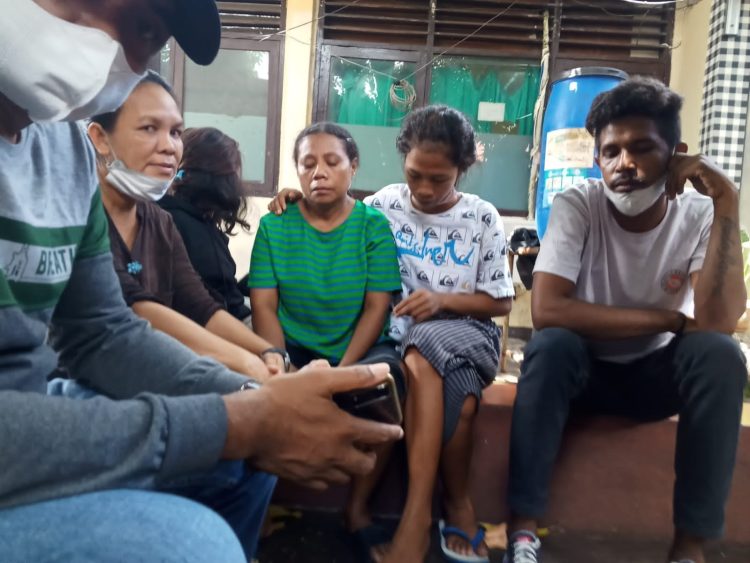 Calon (PMI) ilegal asal Flores Timur saat berada di Polres menunggu pemeriksan/foto : BentaraNet (Teddy Kelen)