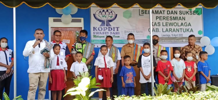 Penyerahan bantuan beasiswa secara simbolis kepada 9 anak oleh Wakil Bupati, Agustinus Payong Bolo saat peresmian KSP Kopdit Swasti Sari Kantor Kas Lewolaga, Desa Lewolaga, Kecamatan Titehena, Kabupaten Flores Timur/foto : BentaraNet (Teddy Kelen)