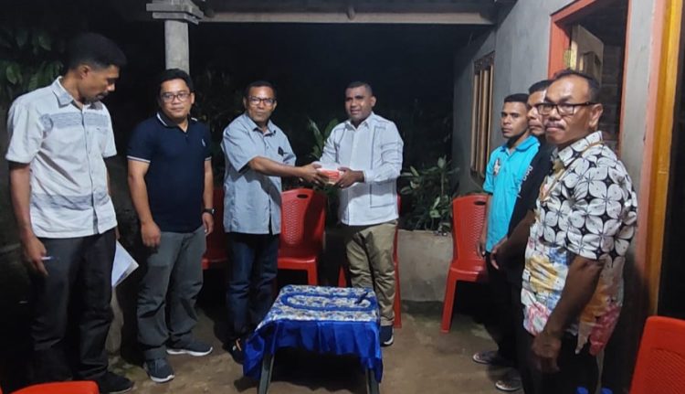 Penyerahan uang duka untuk keluarga korban di Desa Riangkemie, Kecamatan Ile Mandiri dari PT. PLN Larantuka, di Fasilitasi oleh Wakil Bupati Flotim/foto : BentaraNet (Teddy Kelen)