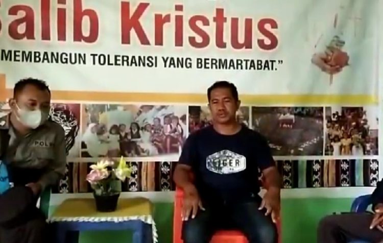 Romo Petrus Suban Diaz PR (kanan) memberikan klarifikasi usai pelayanan Misa Paskah di Gereja Stasi St Bartolomeus Walangsawa, Minggu, 17 April 2022 / Foto : BentaraNet