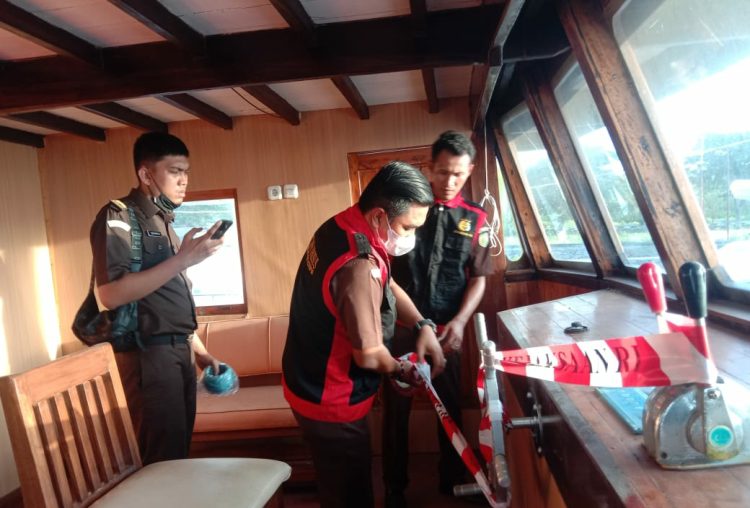 Kejari Lembata menyita kapal motor pinisi Aku Lembata / Foto : BentaraNet
