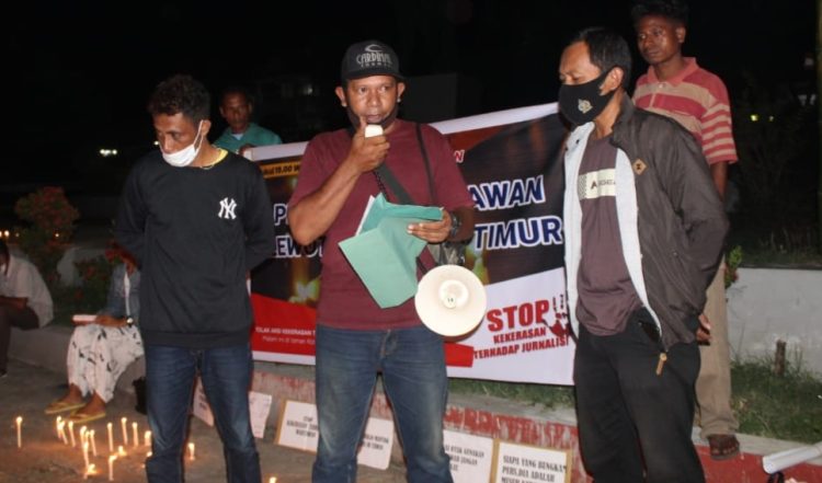 Pewarta Flotim gelar aksi 1000 lilin kecam tindakan kekerasan terhadap wartawan media Flobamor, Fabianus Latuan, sebagai bentuk wafatnya nurani manusia yang tega aniaya wartawan/foto : BentaraNet (Teddy Kelen)
