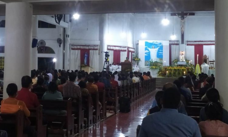 Perayaan misa malam Paskah 2022 di Gereja Paroki St Maria Baneux Lewoleba / Foto : BentaraNet