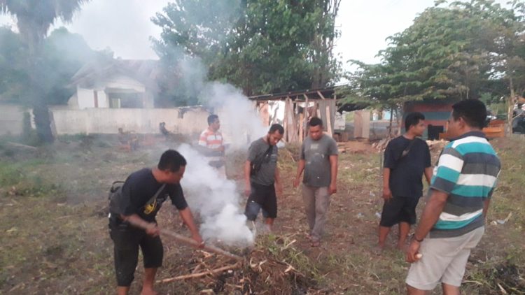 Anggota organisasi ANDALAN menyiapkan lokasi untuk pasar malam di Lewoleba, Kabupaten Lembata / Foto Istimewa