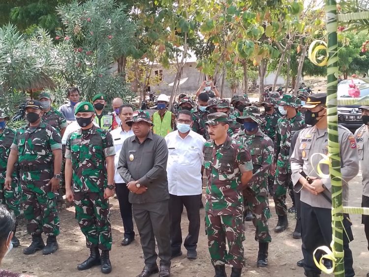 Wakil Bupati Flores Timur, Agustinus Payong Boli, Kasi Ter Kasrem 161/WS Kodam IX/Udayana, Kolonel inf Zeniman Zega, S.H, M.Hum, Komandan Kodim 1624/Flotim, Letkol Inf Tunggul Jati,SH, Kapolres Flotim, AKBP I Gede Ngurah Joni Mahardika , S.H, S.IK, M.H. bersama rombongan saat penjemputan di lokasi TMMD ke 113 di Desa Kawalelo, Kecamatan Demon Pagong / foto : Bentara.Net (Teddy Kelen)