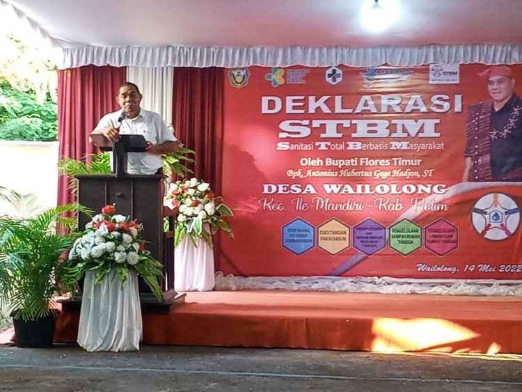 Bupati Flores Timur, Antonius Hubertus Gege Hadjon dalam sambutan Deklarasi STBM di Desa Wailolong, Kecamatan Ile Mandiri, Kabupaten Flores Timur, Sabtu 15 Mei 2022 / foto : BentaraNet (Teddy Kelen)