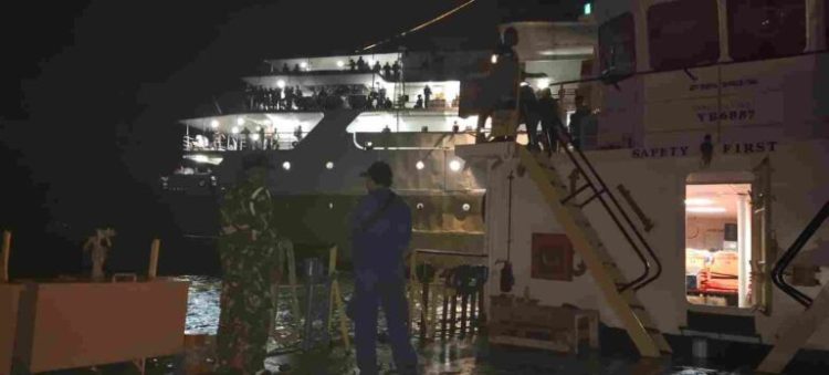 Kapal ganda Nusantara 14 masih terus memantau kondisi air laut di sekitar karamnya KM Sirimau / foto : Bentara.Net