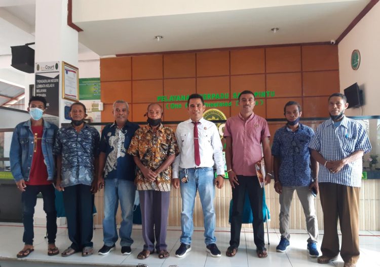 Anggota suku Kowalolong bersama kuasa hukum foto bersama usai menyerahkan gugatan ke Pengadilan Negeri Lembata, Selasa 24 Mei 2022 / Foto Istimewa
