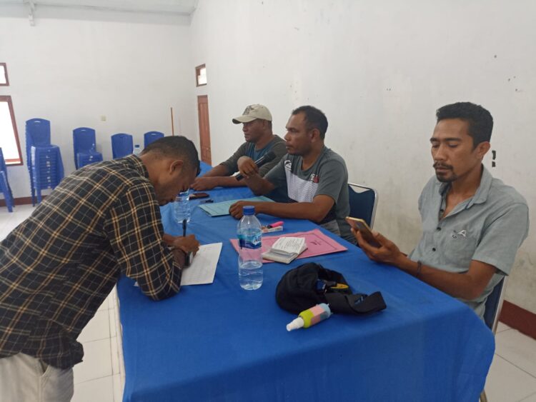 Ketua Panitia Penyelenggara Wanted Cup IV, Muhammad Nur Tokan (paling kanan) menyaksikan penandatanganan berita acara oleh ofisial tim / Foto : BentaraNet