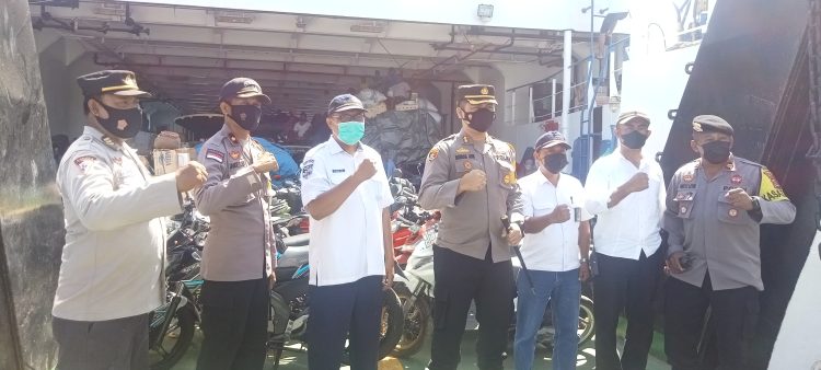 Kapolres Flores Timur, AKBP I Gede NguraJoni Mahardika didampingi jajaran Polres Flores Timur diantaranya Wakapolres, Kabag Ops, Kasat Sabhara, Kasat Intel, Kapospol KP3 dan Manager ASDP serta sejumlah anggota lainya saat melakukan pemeriksaan dan pemantauan di Pelabuhan Waibalun - Larantuka / foto : BentaraNet (Teddy Kelen)