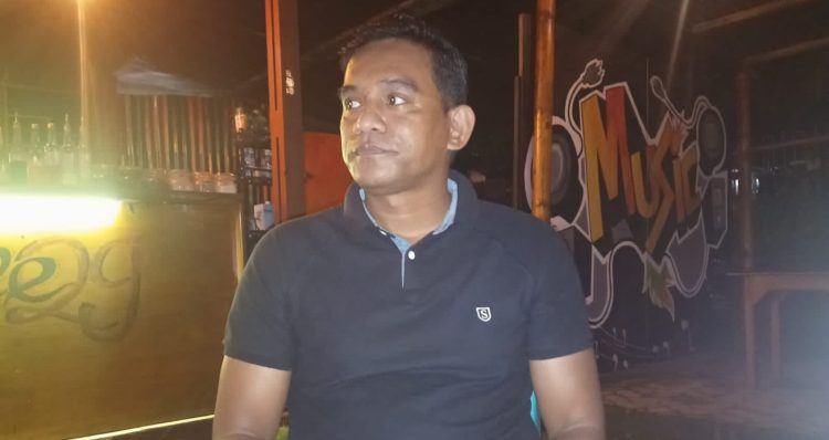 Kadis Perhubungan Kabupaten Flores Timur, Laurensius Yitno Wada saat memantau penataan parkiran di taman kota Felix Fernandes Larantuka / foto : BentaraNet (Teddy Kelen)