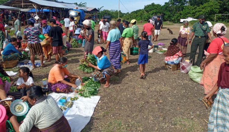 Babinsa Koramil 1624-07/Nagawutung, Serda Yakobus Bona, bersama para pedagang di pasar desa Lamalera B, Kecamatan Wulandoni, saat melakukan monitoring harga sembako / foto : BentaraNet