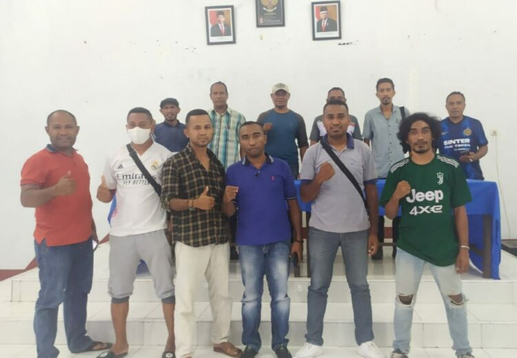 Perwakilan ofisial tim, foto bersama Askab PSSI Lembata dan Panitia Pelaksana Wanted Cup IV 2022, usai penandatanganan berita acara di aula Kelurahan Selandoro, Lewoleba / Foto : BentaraNet