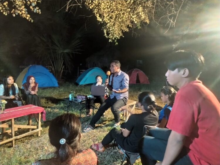 Pendiri Sekolah Alam Manusak, Yahya Ado berbagi inspirasi bersama anggota workshop / Foto : BentaraNet