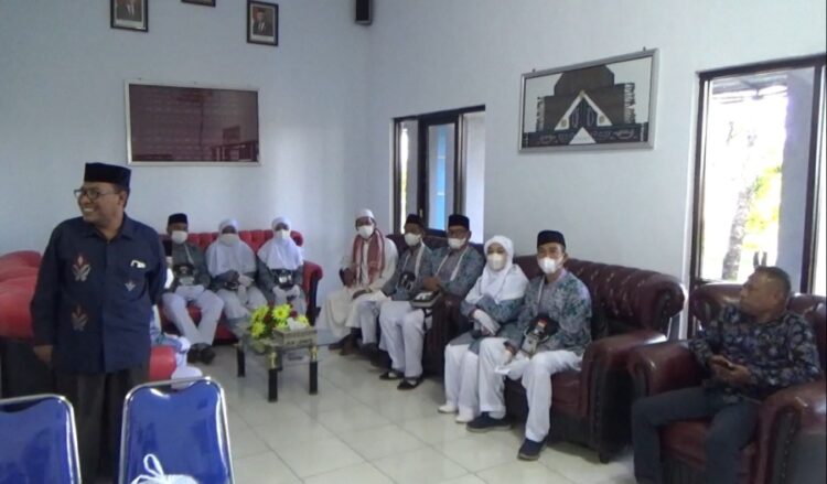 Para jemaah calon haji asal Kabupaten Lembata didampingi Kepala Kantor Kemenag Kabupaten Lembata, Hj Ishak Sulaiman (paling kiri) di Bandara Wunopito Lewoleba / Foto : BentaraNet