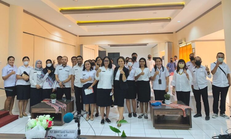 Foto bersama Plt Sekda Provinsi NTT, Koordinator English Training dan para ASN peserta English Training / Foto : Istimewa