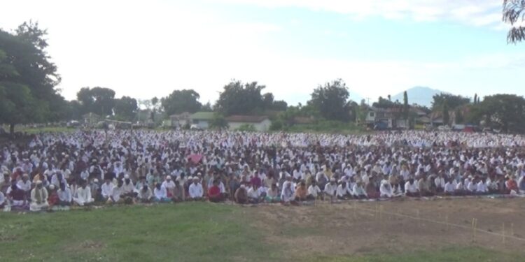 Ribuan Umat Muslim Salat Idul Adha di Lapangan Jabal Nur Waiwerang, Ini Pesan Ustad Iqra