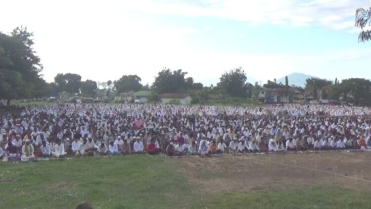 Umat Muslim menjalankan Salah Idul Adha 1443 H di Lapangan Janur, Kelurahan Waiwerang Kota pada Minggu, 10 Juli 2022 / Foto : BentataNet