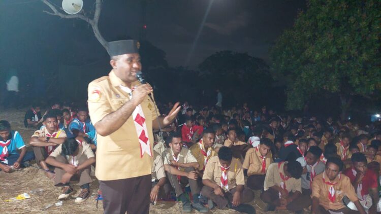 Ketua Kwartir Cabang Gerakan Pramuka Flores Timur, Agustinus Payong Boli saat memberikan arahan dikegiatan Jambore Cabang Perkemahan Pramuka Flores Timur di Bumi Perkemahan Kapitan Lingga Lamahala, Pulau Adonara pada Jumat, 12 Agustus 2022 / Foto : BentaraNet (Teddy Kelen)