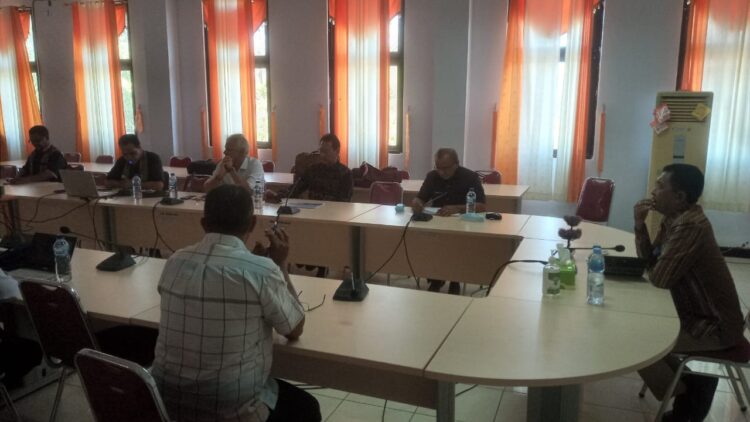 Suasana saat PT SANTI mempresentasikan tanaman malapari di hadapan Penjabat Bupati Lembata, Marsianus Jawa dan jajaran KPH Lembata di ruang rapat Bupati Lembata, Lewoleba, Kamis, 18 Agustus 2022 / Foto : BentaraNet