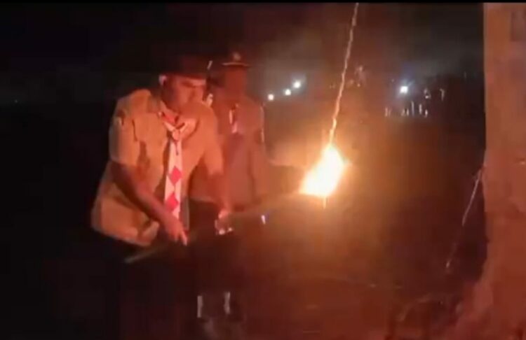 Ketua Kwarcab Pramuka Flores Timur, Agustinus Payong Boli menyalakan api unggun di Bumi Perkemahan Kapitan Lingga Desa Lamahala Jaya pada Minggu, 14 Agustus 2022 / Foto : BentaraNet