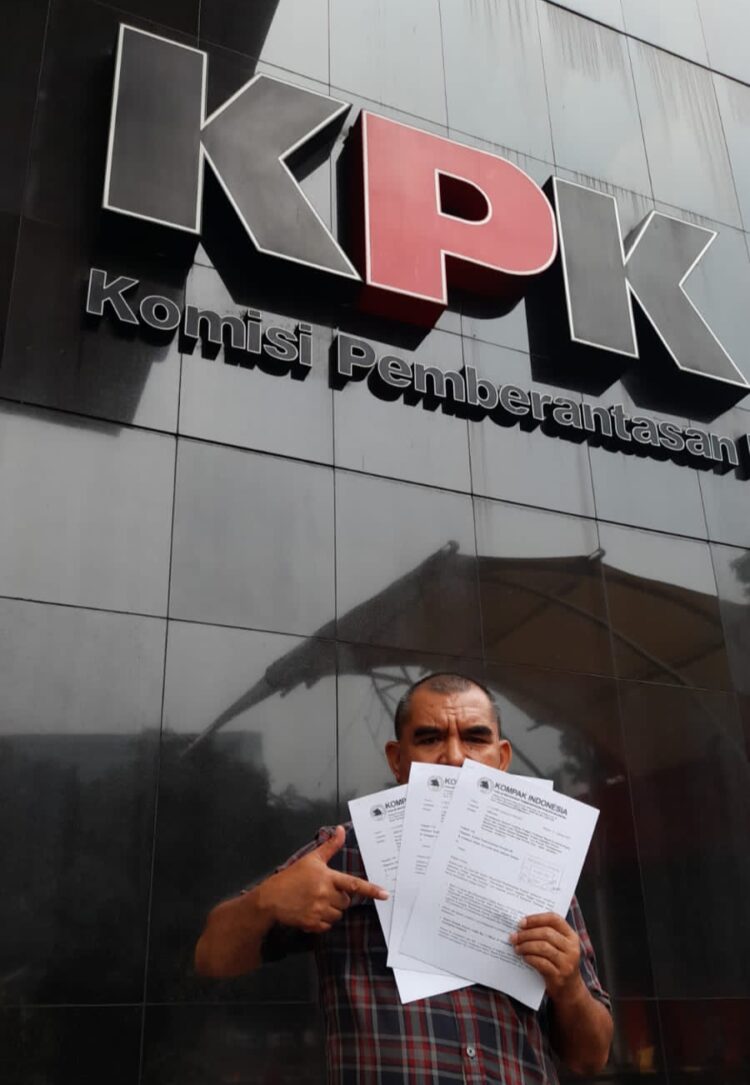 Koordinator Koalisi Masyarakat Pemberantasan Korupsi (KOMPAK) Indonesia, Gabriel Goa, saat melaporkan secara resmi dugaan kuat tindak pidana korupsi dan penyalahgunaan kewenangan di Kabupaten Kaimana Provinsi Papua Barat Kantor KPK RI / foto : BentaraNet (Teddy kelen)