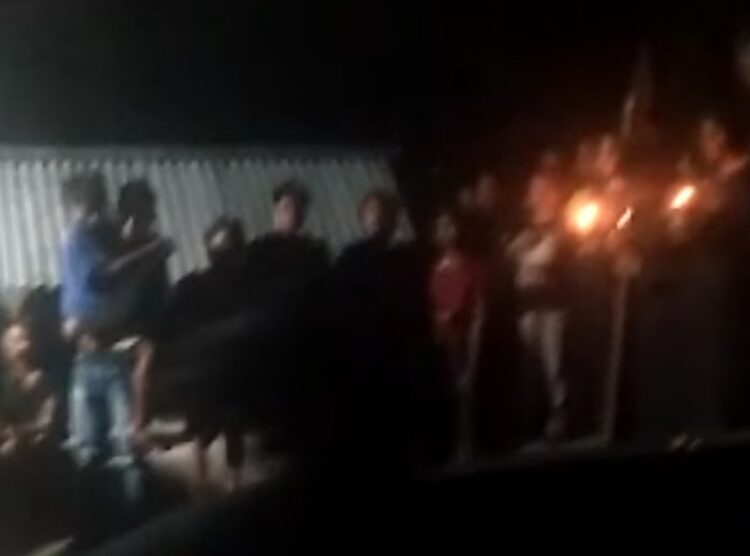 Suasana pemakaman Antonia Sana Herin korban pembunuhan suami sendiri di Desa Lemanu, Kecamatan Solor Selatan, Kabupaten Flores Timur / Foto : BentaraNet