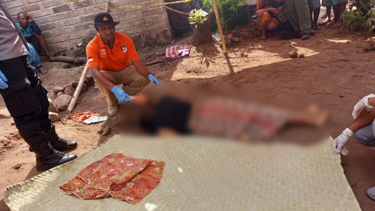 Anggota Polsek Kecamatan Solor Selatan saat melakukan olah TKP usai korban Antonia Sana Herin dibunuh oleh suaminya sendiri, Minggu pagi, 28 Agustus 2022 / foto : BentaraNet (Teddy Kelen)