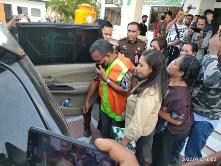 Penahanan salah seorang tersangka Kasus Korupsi Dana Covid-19 Kabupaten Flores Timur oleh Kejari Flotim / Sumber Foto : Surya Flobamora