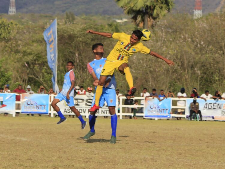 Duel udara pemain Perseftim (biru) dan pemain Persematim (kuning) saat laga terakhir penyisihan Group A ETMC 2022 Lembata / Foto : BentaraNet (Alfred Ike Wurin)