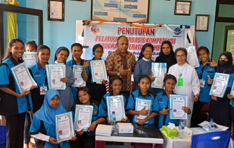 Peserta pelatihan angkatan ke-5 BLK Yayasan Gunthild Karitas Peduli foto bersama manajemen dan Kepala Dinas Nakertrans Lembata Rafael Betekeneng  / Foto : Dok. BLK Yayasan Gunthild Karitas Peduli