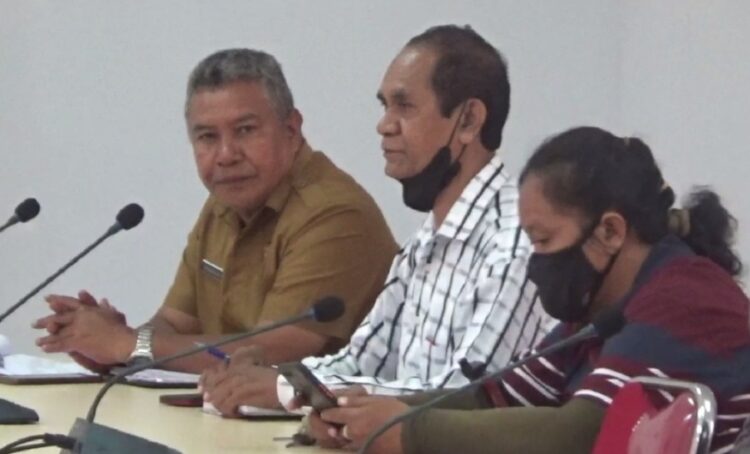 Ketua Panitia ETMC 2022 Lembata, Iren Sucidi (paling kiri) saat Konferensi Pers di Aula Kantor Bupati Lembata, Lewoleba, Senin, 05 September 2022 / Foto : BentaraNet (Dominikus Karangora)