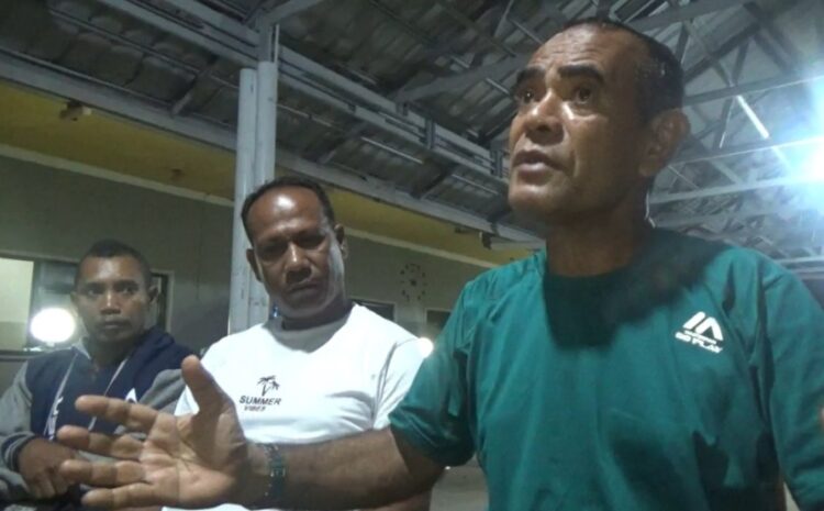 Ketua Askab PSSI Lembata, Linus Beseng (kanan) memberikan keterangan pers di Hotel Anisa, Lewoleba, Rabu, 31 Agustus 2022 / Foto : BentaraNet (Dominikus Karangora)