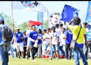 Suporter Persebata Lomblen Mania Serukan Sepak Bola  untuk Persahabatan