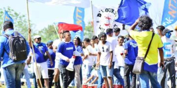 Suporter Persebata Lomblen Mania Serukan Sepak Bola  untuk Persahabatan