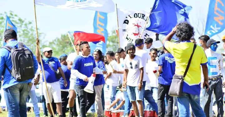 Suporter Persebata Lomblen Mania Serukan Sepak Bola  untuk Persahabatan