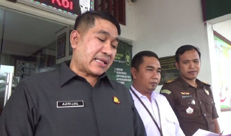 Kepala Kejari Lembata Azrijal saat memberikan keterangan pers penetapan tersangka kasus pengadaan Kapal Pinisi Aku Lembata / Foto : BentaraNet