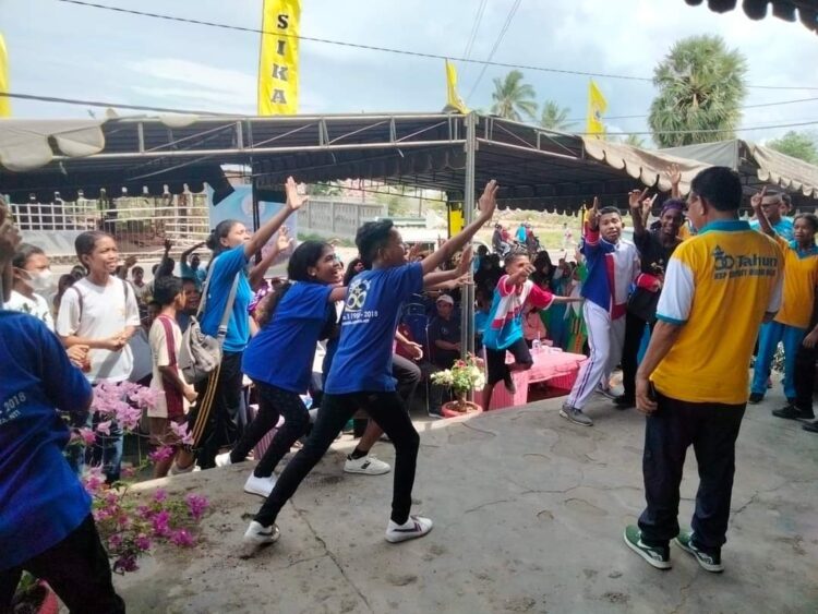 Para siswa SMP berebutan menjawab kuis usai gerakan jalan santai menyongsong HUT ke-50 KSP Kopdit Obor Mas di Lewoleba, Kabupaten Lembata, Sabtu (29/10/2022) / Sumber Foto : Akun Facebook Inspektur Omer Demir