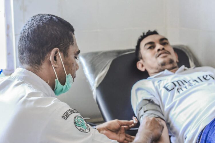 Salah satu anggota Pena Real Madrid de Indonesia (PRMI) Regional Lembata sedang mendonorkan darahnya di RSUD Lewoleba, Sabtu (8/10/2022) / Foto : Doc PRMI