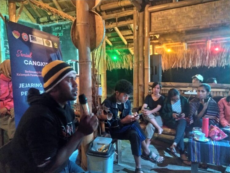 Kepala Desa Detusoko Barat Ferdinandus Watu berbagi pengalaman bersama peserta workshop Jejaring Pemimpin Perempuan Muda Inspiratif NTT di Desa Detusoko Barat, Kabupaten Ende, Rabu (5/10/2022) / Foto : BentaraNet