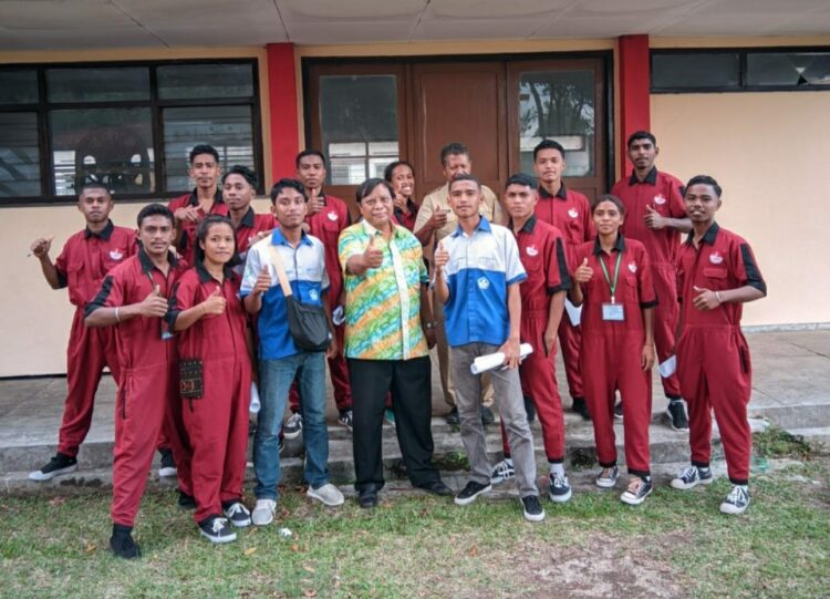 Siswa-siswi SMK Negeri 1 pose bersama para guru / Foto : Istimewa