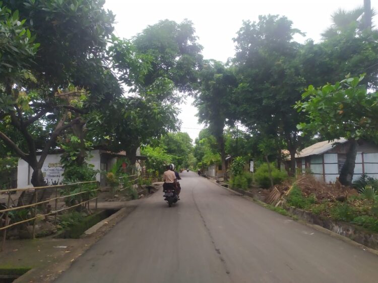 Pengendara sepeda motor melintas di ruas jalan dari perempatan Toko Central menuju Jalan Latsirtarda, Kota Lewoleba, Kabupaten Lembata yang dibangun menggunakan dana pinjaman daerah PEN / Foto : BentaraNet